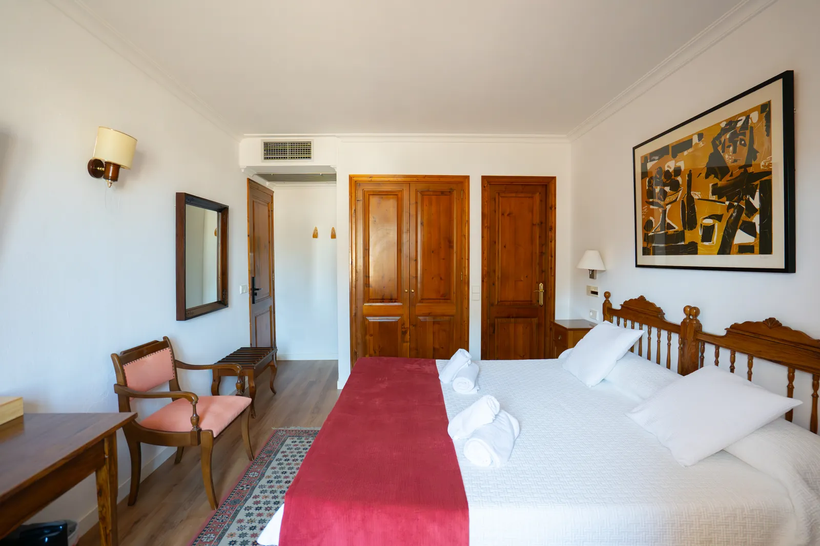 Habitación doble estándar del Hotel Juma con cama de matrimonio