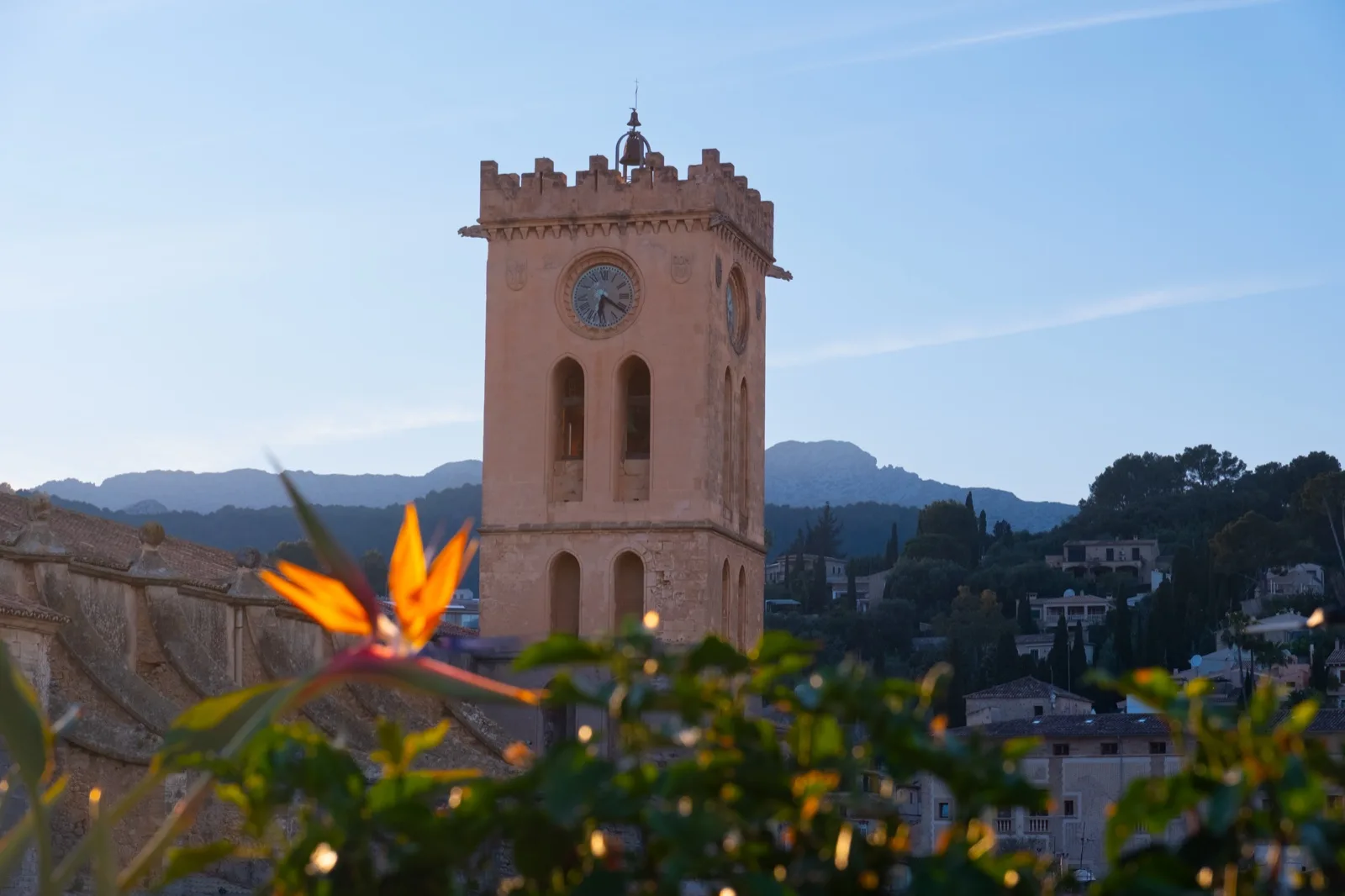 Campanario de la iglesia de Nostra Senyora dels Àngels de Pollença al atardecer