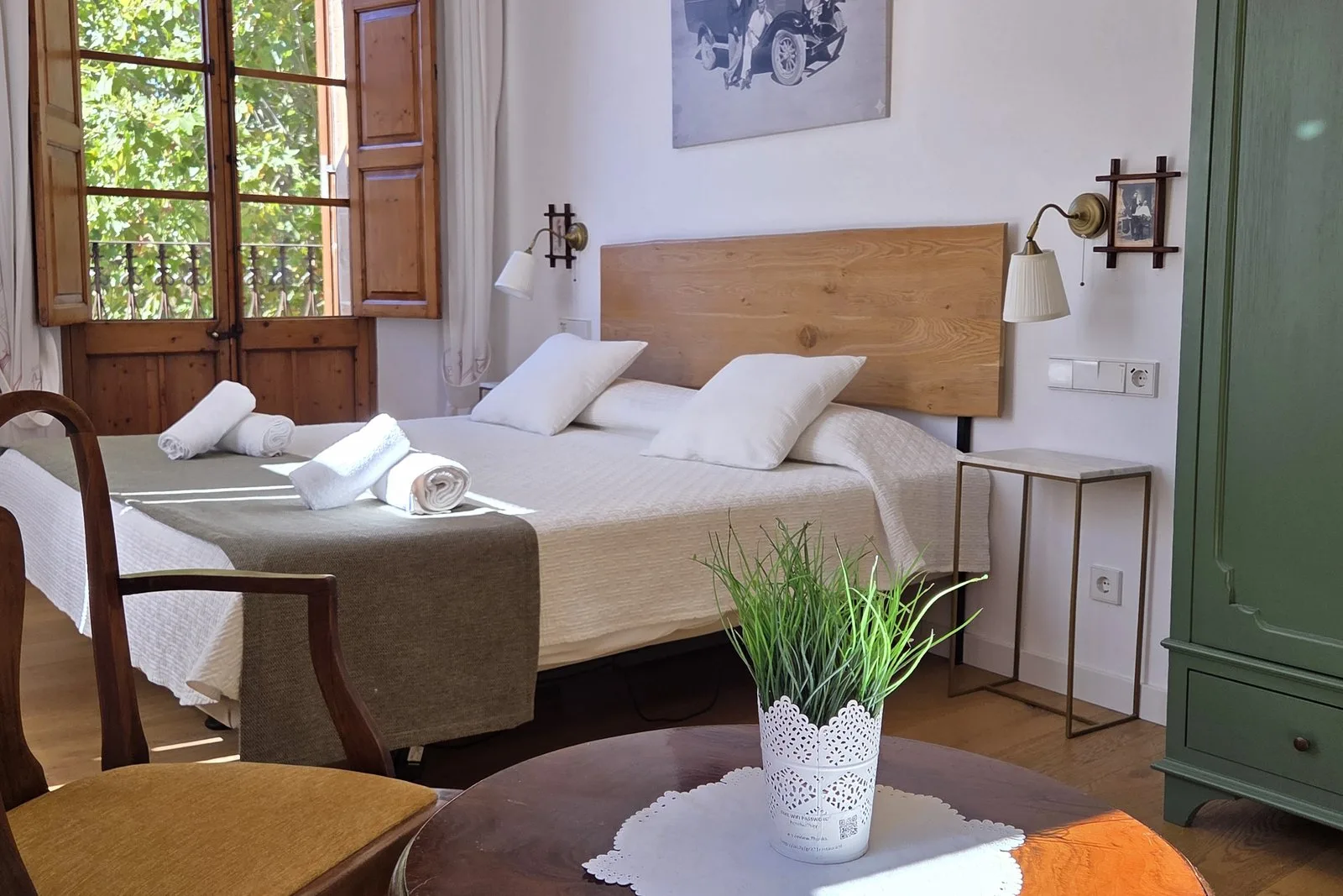 Habitación doble superior del Hotel Juma con balcón a la Plaza Mayor