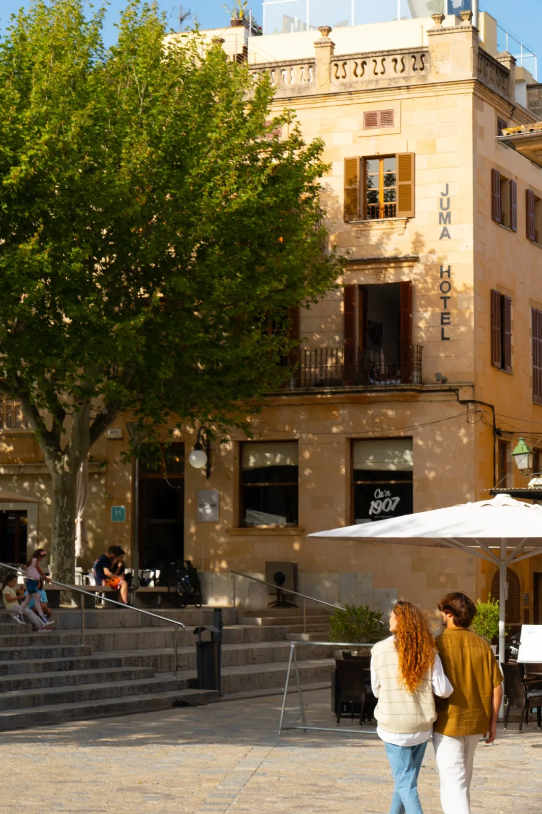 Fachada del Hotel Juma en la Plaça Major Fachada del Hotel Juma en la Plaça Major de Pollença